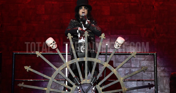Alice cooper kicks off his tour in Manchester