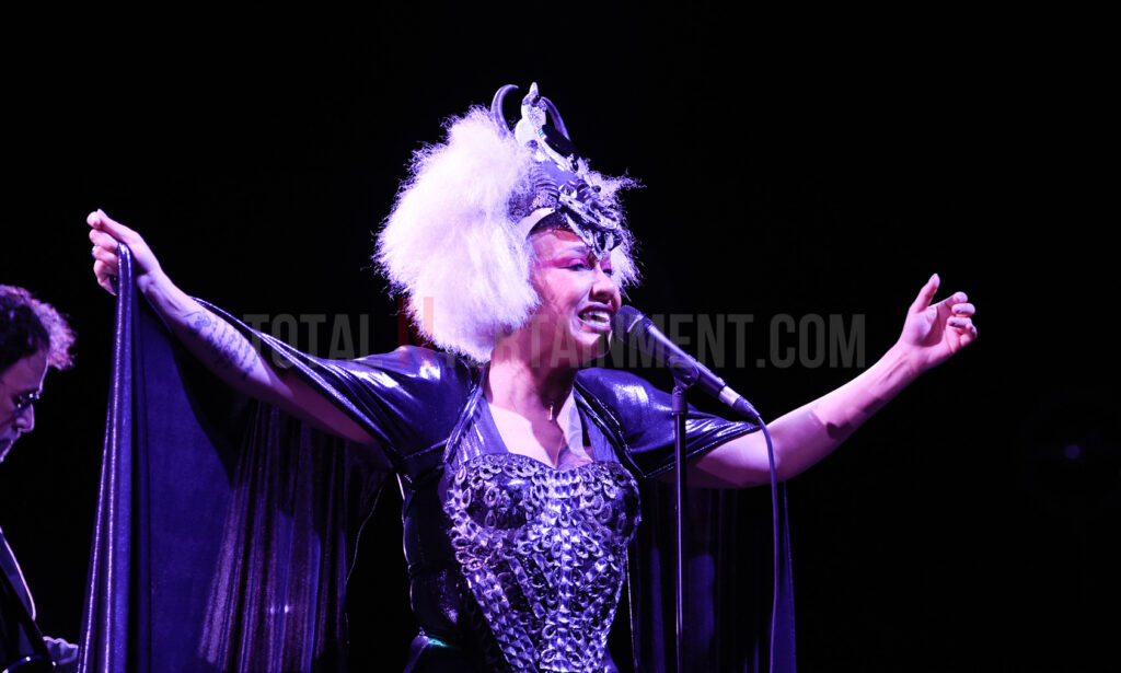 Lady Blackbird, Music, Live Event, Leeds, First Direct Arena, TotalNtertainment