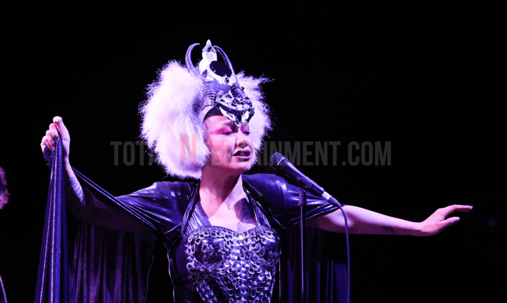 Lady Blackbird, Music, Live Event, Leeds, First Direct Arena, TotalNtertainment