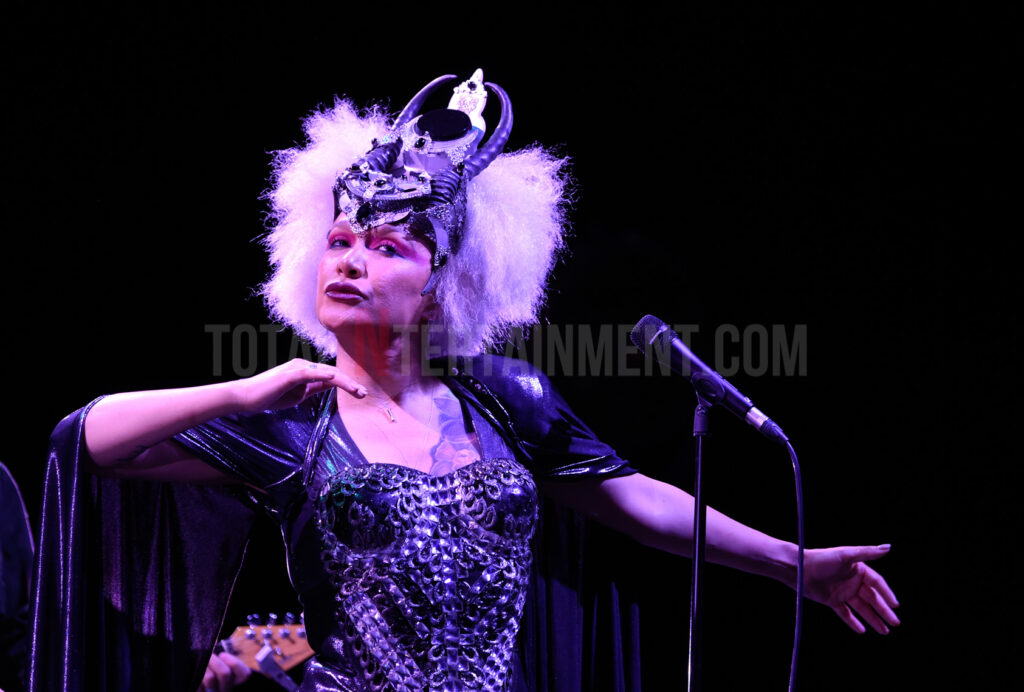 Lady Blackbird, Music, Live Event, Leeds, First Direct Arena, TotalNtertainment