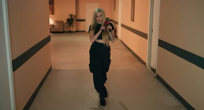 ‘Bite Me’ Avril Lavigne releases acoustic version