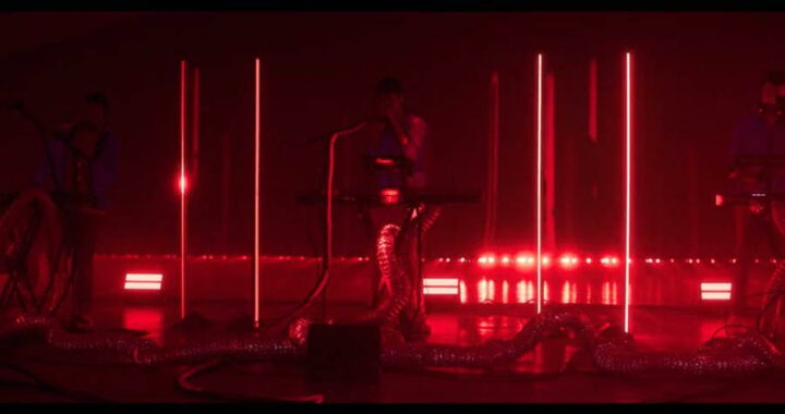 Bastille perfrom ‘Distorted Light Beam’ live