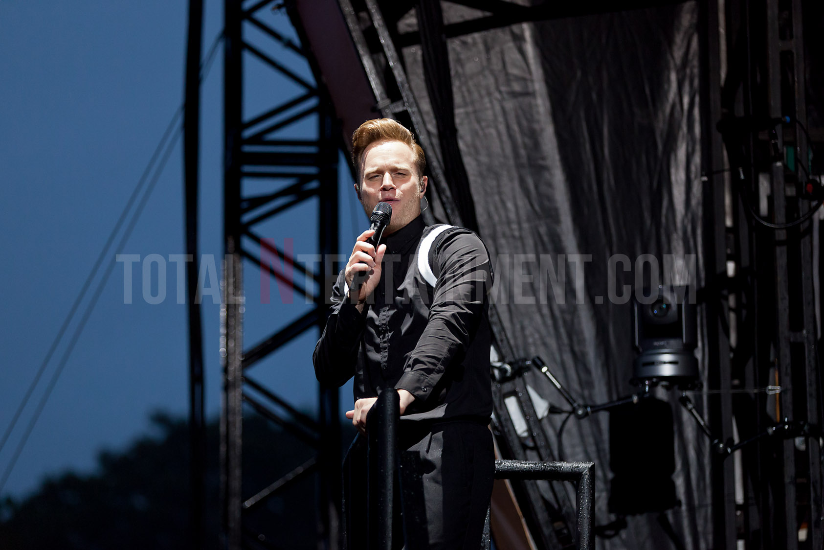 Olly Murs and fans aren’t put off by the rain at Haydock Racecourse