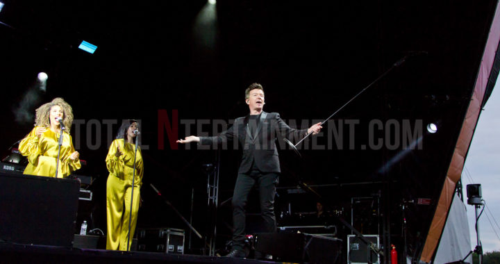 Rick Astley ‘Keeps Singing’ despite technical issues at Haydock