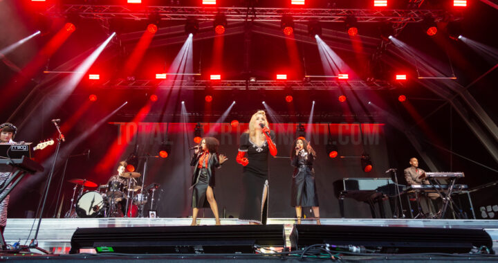 Paloma Faith entertains crowd in Halifax