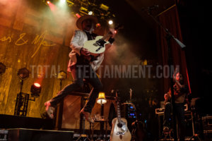 Kiefer Sutherland, Music, Review, Mark Ellis, TotalNtertainment, Tour