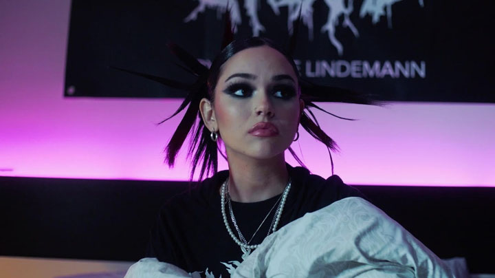 Maggie Lindemann, Knife Under My Pillow, Music, New Single, TotalNtertainment, Paranoia