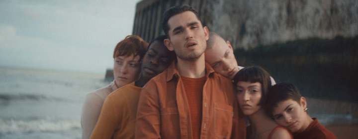Moss Kena Drops Fiercely Emotive Avant-Garde Video For New Track ‘Begging’