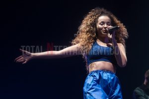 Ella Eyre, Leeds Arena, Singer, support, TotalNtertainment, music, tour