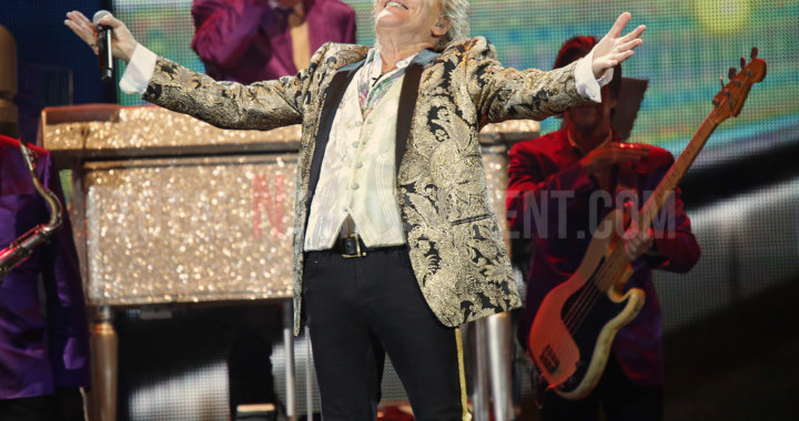 Rod Stewart puts on spectacular show in Manchester