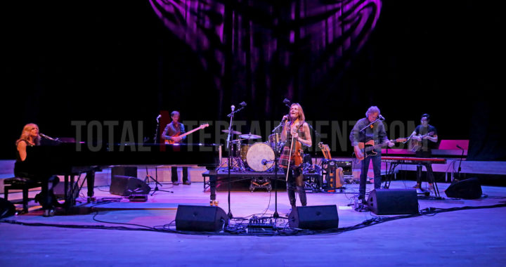 Vonda Shepard & Sharon Corr bring their Irish charm to Manchester